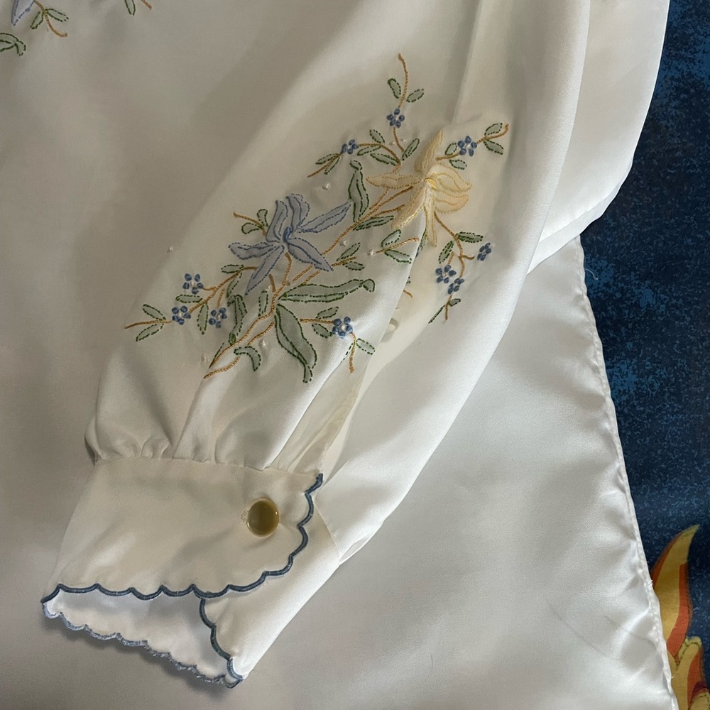 Embroidered blouse - Picture 5 of 5